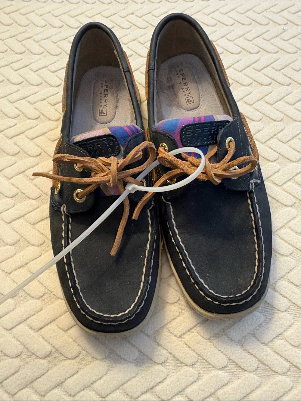 Sperry Woman’s Navy Boat Shoes with Tan Laces and Preppy Plaid Accents Size 7